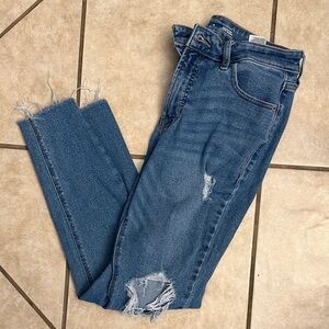 Old Navy Distressed Ankle Jeans in Blue
